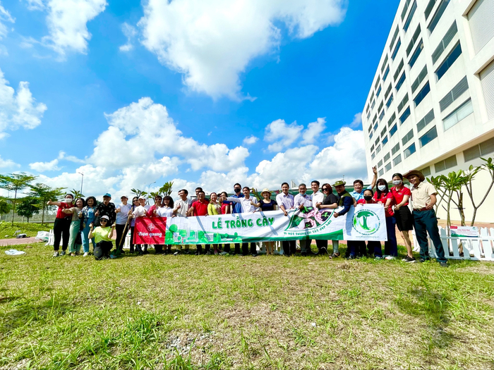 Buổi tham quan và trồng cây xanh của Hội Bảo vệ Thiên nhiên và Môi trường TP.HCM - Câu lạc bộ “Báo chí vì Môi trường” tại Nhà máy Điện Quang Công nghệ cao.