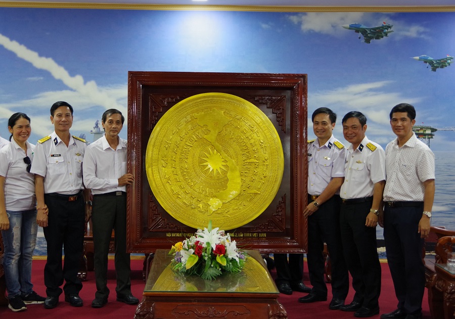 Hiệp hội bảo vệ thiên nhiên môi trường TP. Hồ Chí Minh tặng Phòng Truyền thống Vùng 2 mặt trống đồng